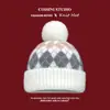 Conjunto de Gorro de Punto y Calentador de Cuello para Mujer, Otoño e Invierno, Estilo Europeo y Americano, Forro de Felpa, Cortavientos, Protección para Orejas y Cuello, con Pompón, Transfronterizo