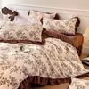 Conjunto de colcha estilo Hepburn, apresentando um conjunto de quatro peças em veludo de leite para o inverno, com forro de fleece adicional para aquecimento extra, e um conjunto de lençol e capa de edredom de fleece de coral de três peças