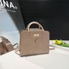 Bolso de Hombro para Viajero de Moda con Diseño Nicho para Mujer 2025 Primavera y Verano Nuevo Bolso Cuadrado Pequeño Cruzado de Alta Gama