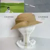 Chapéu Bucket de Moda Estilo Hepburn com Logo Pequeno, Chapéu de Tricô Elegante e Versátil Respirável com Proteção Solar para Mulheres no Outono