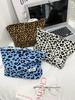 Bolsa de Cosméticos Estampado de Leopardo Ins Estampado Sobre Rojo Gran Capacidad Bolsa de Almacenamiento Portátil Bolso de Mano