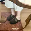 Sandálias Retrô Coloridas Macaron de Tira Única Femininas 2026 Outono Novo Estilo Versátil para Usar Fora de Casa Casuais Sandálias Birkenstock