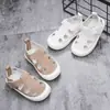 Sandalias infantiles 2024 Velcro para bebés niños y niñas suela suave punta cerrada zapatos con agujeros cuero hueco transpirable sandalias