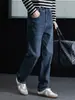 Série PioneerJeans reto skin-friendly retrô para homens, calça longa da moda com bordado no bolso, caimento versátil ligeiramente solto