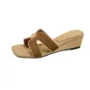 Sandalias de terciopelo de estilo francés de alta gama para mujer, para uso exterior en verano, nuevo modelo 2026, extremadamente elegantes, tacón de cuña versátil, perfectas para las vacaciones