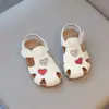 Sandálias de Bebê para Meninas Estilo Novo Verão 2026 Sapatos Fechados para Crianças Sapatos de Cortiça Birkenstock Sapatos de Praia da Moda para Meninas em