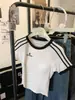 Camiseta Curta Feminina Verão Sexy Slimming Look Casual Retro Americano com Listras Contrastantes, Gola Redonda, Ombro Direito e Bojo