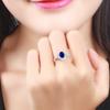 Anillo de compromiso con rubí azul y circón chapado en oro de 18 quilates con incrustaciones de piedras preciosas de color diamante.