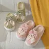 Zapatos de algodón suela gruesa pantuflas antideslizantes pantuflas de algodón cálidos para uso en casa hombres invierno lazo zapatos posparto pantuflas de algodón mujeres venta al por mayor