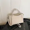 Bolsa de Balde Portátil Simples e Versátil para Mulheres, Novo Modelo Estilo Coreano para Trabalho e Deslocamento, Bolsa de Ombro, Moda Inverno 2025 com um Toque de Luxo