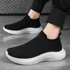 Nuevos zapatos casuales para hombre, deportivos de malla, informales, para correr, de malla tejida, para el trabajo, calcetines negros ligeros, zapatos de moda.