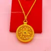 Loja de Ouro Mesmo Estilo Pingente Disco Oito Tesouros Cravejado de Diamantes, Colar Oco Filigrana Estilo Antigo, Tendência Nacional Item Auspicioso Elegante de Alta Qualidade