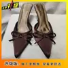 Chinelos Elegantes Versáteis Estilo Francês Bico Fino Laço Slip-On 2025 Novo Modelo Costas Abertas Bico Fechado Sandálias de Salto Fino para Uso Externo para Mulheres