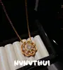 Artesanato Antigo em Ouro, Colar com Pedra Gema Borboleta Esculpido à Mão e Incrustado, Novo Estilo Chinês Flor da Fortuna Rotativa Corrente de Clavícula com Diamante Brilhante