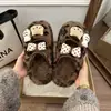 Pantuflas de algodón con suela gruesa, 2026 invierno súper ventas, lindas pantuflas de dibujos animados peludas para mujer, adecuadas para usar al aire libre, de punta cerrada, cómodas y cálidas