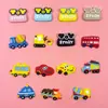 Brinquedo Letra Desenho Animado Carro Veículo de Engenharia Borracha Macia Acessórios de Joia Chinelos com Buracos Capa de Celular Adesivos de Decoração DIY