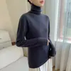 Nova blusa de base de malha de cashmere para outono e inverno, moderna e versátil para o trabalho, macia e confortável, cor sólida, gola alta sobreposta, corte solto para mulheres