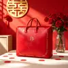 Bolsa de almacenamiento de colcha bordada de alta gama, un bolso rojo para el ajuar de la novia, perfecto para celebraciones de bodas, a prueba de humedad y polvo