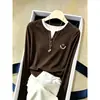 Elegante Camiseta de Manga Larga de Algodón Puro para Mujer con Cuello Henry, Aspecto de Dos Piezas, Moderna y Versátil, Reductora de Edad, Favorecedora, Top Negro