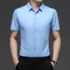 Camisa de manga corta de seda helada sin rastro de verano 2023 para hombre, camisa fina de estilo coreano, ropa informal de negocios para hombre