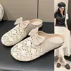 Chinelos planos de tecido vazado para mulheres, comércio exterior transfronteiriço europeu e americano, novo estilo com laço de malha, atacado em tamanhos grandes