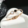 Nuevo brazalete de acero de titanio con flor pequeña de diamante y escamas de libélula en blanco y negro, apertura de resorte, hierba de la suerte, joyería de mano con personalidad, no se decolora