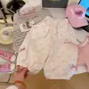 Conjunto de chaleco de dibujos animados lindo estilo coreano 2026 nuevo modelo para bebés niñas, top de chaleco holgado y pantalones casuales, moderno