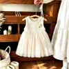 Novo vestido de tweed para meninas com painéis de tule, estilo colete sem mangas e uma saia de tule floral tridimensional, um vestido de princesa