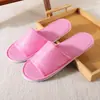 Pantuflas desechables de hotel, algodón y lino transpirables, antideslizantes, disponibles en varios colores, engrosadas para uso en hoteles, casas de huéspedes y para fines de hostelería, con opciones de logotipo para venta al por mayor