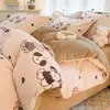 Juego de ropa de cama de terciopelo de leche engrosado de grado A para otoño e invierno, que incluye una funda de edredón de forro polar de coral y un juego de tres piezas de franela para estudiantes