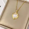 Collar con Colgante Minimalista de Corazón de Perla Fresca para Mujer Cadena para Clavícula Estilo Princesa Popular en Instagram Joyería de Acero de Titanio Venta Caliente