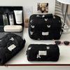 Original y suave, bonito conejo bordado. Exquisito neceser para mujer, bolso de mano portátil, bolso de viaje para productos de cuidado de la piel.