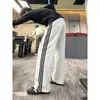 Calça de moletom cinza listrada estilo americano para homens, moda jovem, calça esportiva casual listrada levemente flare