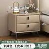 Mesita de noche minimalista italiana con encimera negra, tapicería suave, doble cajón, adecuada para espacios pequeños, mueble de almacenamiento de mesita de noche de lujo ligero para dormitorio del hogar