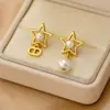 Fotos Reais do Novo Conjunto de Brincos e Colar Assimétricos Estrela da D Brand para Mulheres, Apresentando uma Estrela de Cinco Pontas de Alta Qualidade e Pérolas Swarovski