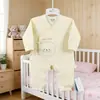 Macacão de Recém-Nascido de Outono e Inverno, Roupa Quente de Borboleta de Três Camadas para Bebê de Outono, Macacão de Bebê Sem Costura com Bordado de Desenho Animado