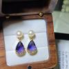 Pendientes de aguja de plata S925 de Dan Tao Jewelry con perla de agua dulce natural raspable, circonita y trébol de cuatro hojas.