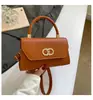 2026 Nova Bolsa de Mão com Fivela de Metal Multicor para Mulheres Versátil de Alta Qualidade Bolsa Transversal Design de Nicho Moda para o Dia a Dia