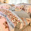 Conjunto de cama de quatro peças em veludo de leite espesso grau A, capa de edredom e lençol de cama de fleece de coral para inverno, design de desenho animado, adequado para dormitórios estudantis, conjunto de três peças
