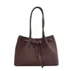A bolsa tote retrô popular deste ano para mulheres é um novo modelo de 2026 com grande capacidade, adequada para o trajeto diário, e pode ser usada como uma bolsa de ombro moderna.