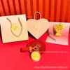 Chaveiro de Biscoito Dourado Puro para Recém-Casados Felizes Buquê de Flores Criativo Conjunto de Presente para Dia dos Namorados e Dia dos Namorados Chinês Atacado Personalizado