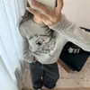 Coleção outono 2026 minimalista estilo coreano: suéter pullover de gola redonda, bordado fofo de cordeiro, laço, 100% lã para mulheres