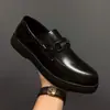 Mocassins masculinos brilhantes, coleção primavera 2026, novo estilo, couro genuíno, respirável, de calçar, com sola grossa, couro envernizado, sapatos casuais