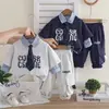 Ropa para Niños Conjunto de Ropa de Otoño para Niños 2026 Ropa Nueva de Primavera y Otoño Bebé Niños Lazo de Letra Conjunto de Tres Piezas Venta al por Mayor