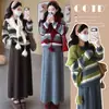 Moda Gestante outono e inverno novo conjunto de malha listrada duas peças xale cachecol top saia curta solta cobrindo a barriga casaco retrô