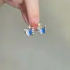 Brinco de Presilha Borboleta Azul Sonhador Estéreo Único com Esmalte Pingado para Mulheres, Exquisito, Compacto, Design de Nicho, Brincos Elegantes