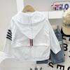 Roupas de proteção solar infantil 2025 Verão Novas Roupas de proteção solar finas e soltas Casaco com capuz de cor sólida para meninos Camisa de ar condicionado para bebês