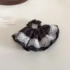 Scrunchie de renda poá estilo francês com emendas de cetim e renda de saia bordada, acessório de cabelo simples e versátil para o dia a dia