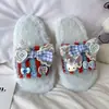 Lindas pantuflas de algodón esponjoso estilo caricatura para mujer, nuevo estilo 2026, súper suaves, de suela plana, alta calidad y con diseño antideslizante