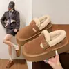 Botas de nieve para mujer con suela gruesa, nueva colección de invierno 2026, forradas de felpa y engrosadas para abrigar, con un diseño peludo, que se asemejan a zapatos estilo Birkenstock, y hechas con un material suave similar al algodón.